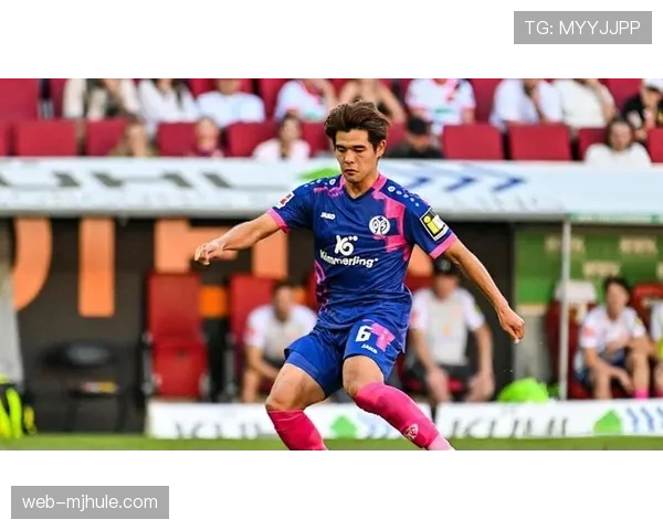 美因茨前锋科尔首开纪录 与佐野海舟配合默契破门